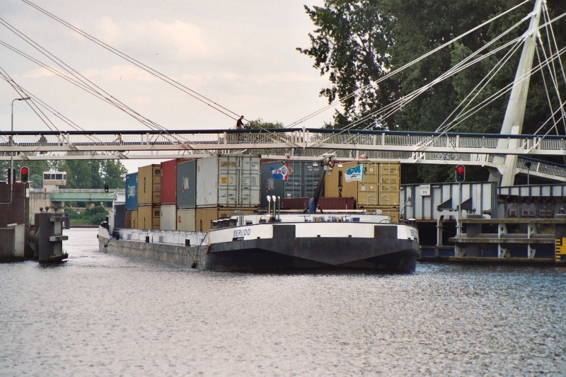 024c Container Frachter in Groningen 800x600