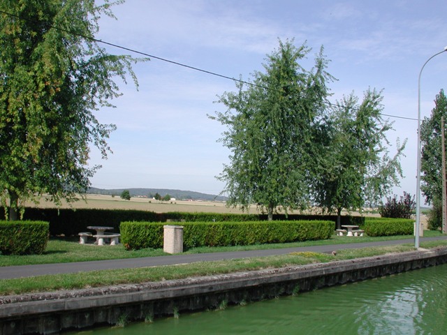 0803006 Canal de lAine a la Marne Champagne 640x480