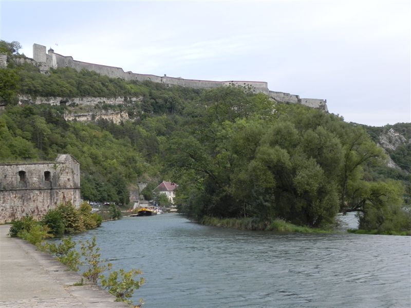 Wir liegen gut geschützt in Tarragnoz unterhalb der Citadelle von Besançon.