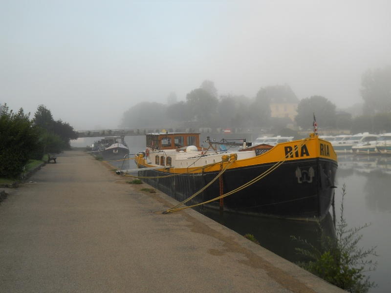 Die „Cornelia Helena“ im Hintergrund und die RIA im Morgennebel im Hafen von Dole.