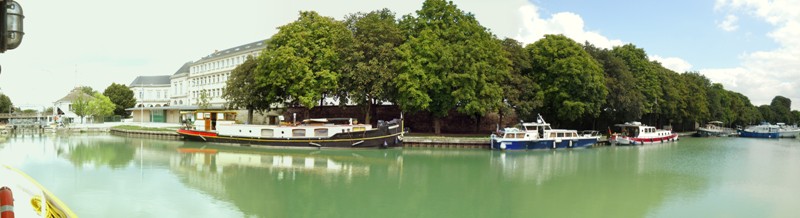 Quai und Port Plaisance (rechts hinten) von Châlons-en-Champagne.