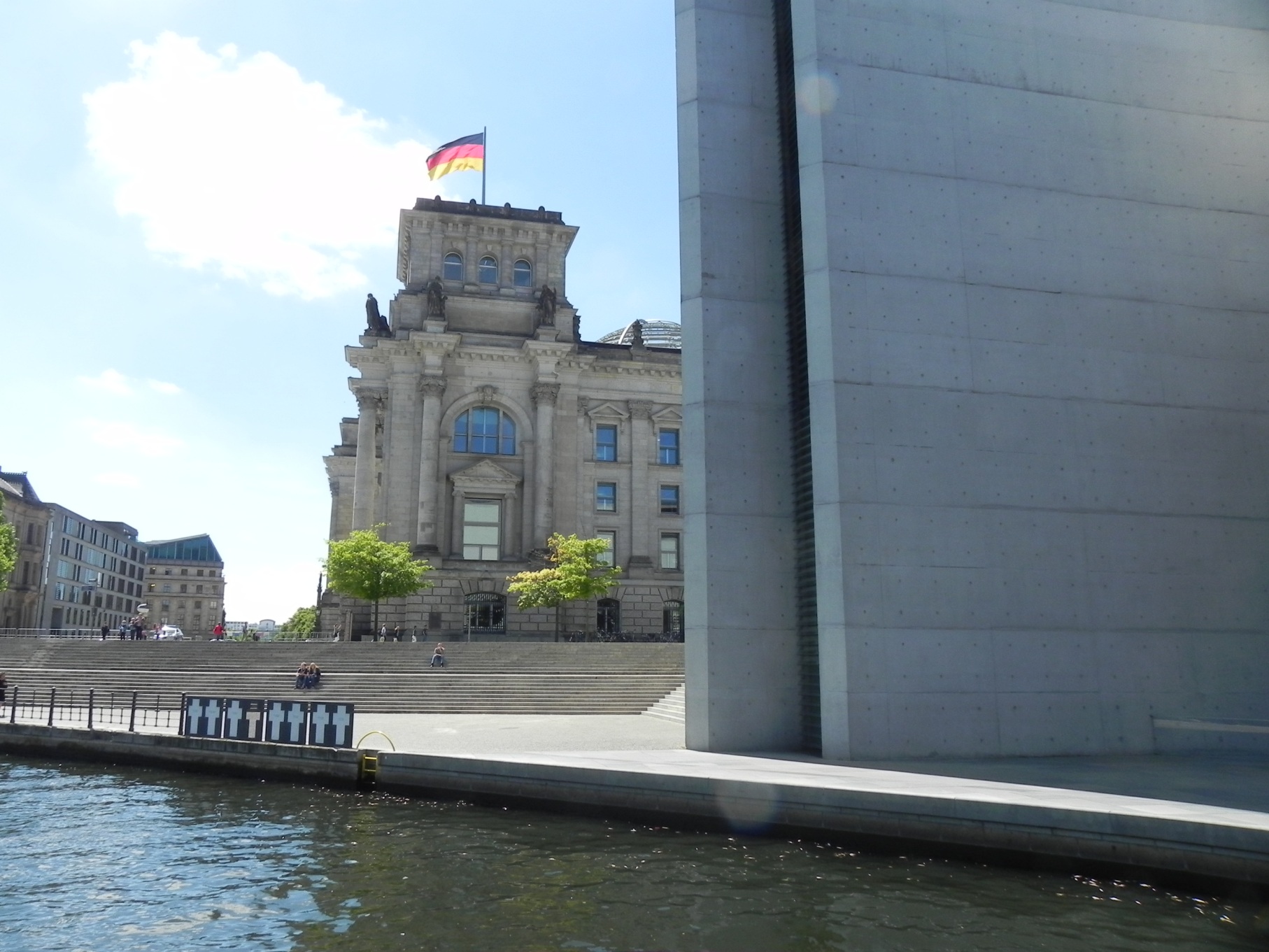 20150605033 Gedenktafeln f.d.Mauertoten dahinter Bundestag Kopie